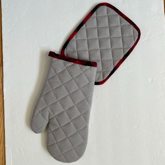 St. Nicholas Oven Mitt & Pot Holder Set - Picture 3 of 4